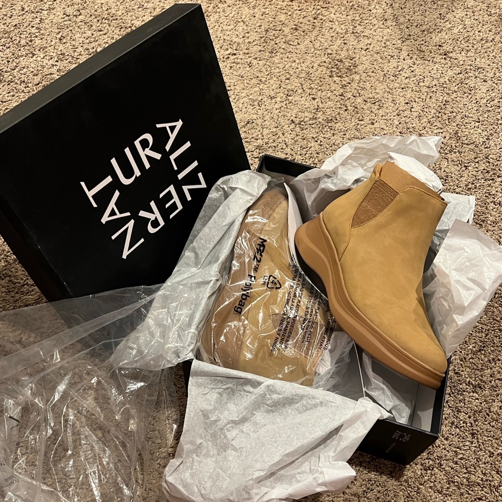 New in box Naturalizer Genn swerve Boots